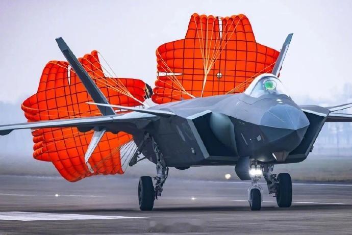 【歼-20首飞影像首次公开！这一刻我们等了15年】今天，一段珍藏了十五年的影像公