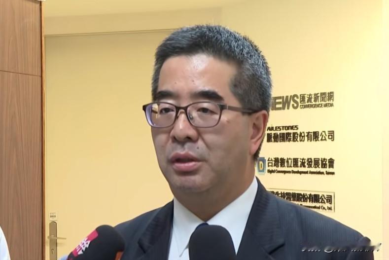 这几天马英九基金会闹剧一波三折，让外界直呼过瘾。

先是马英九的妻子周美青及大姐