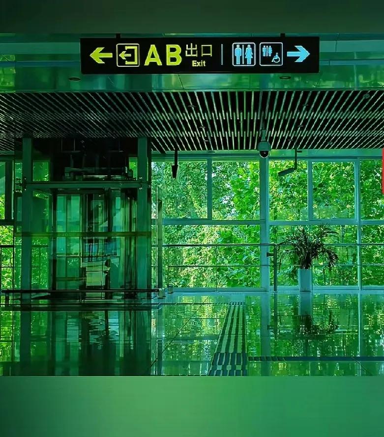 在窗边设置一张小茶桌，然后静静地坐在桌边喝茶品茗，多么美的意境和享受啊？！想去了