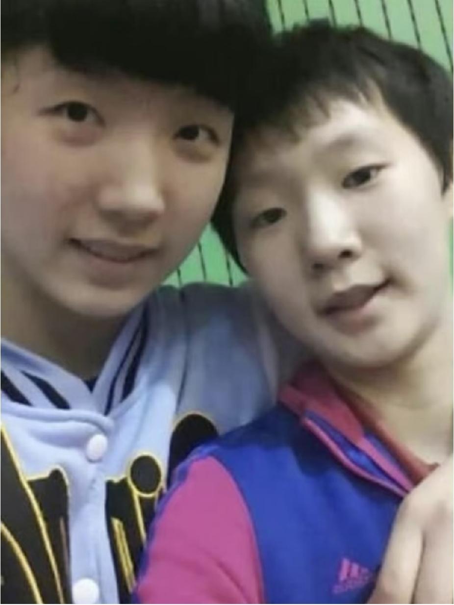 青涩旧照，曼昱和队友满满的情谊
 
翻到王曼昱早年青涩合照，从小和队友朝夕相伴，