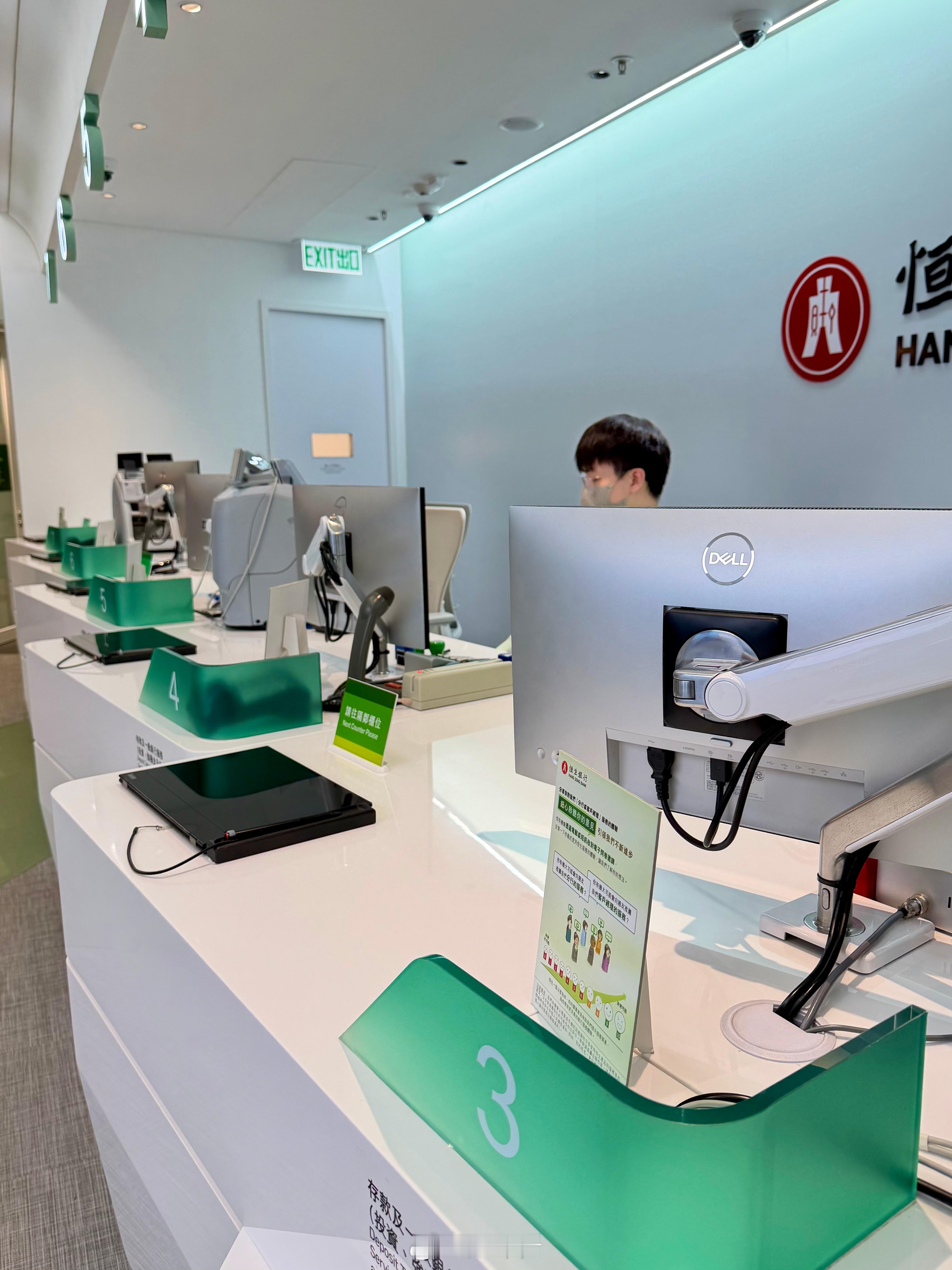 香港看来还在圣诞假期，连银行都完全不用排队 香港·香港西九龙站