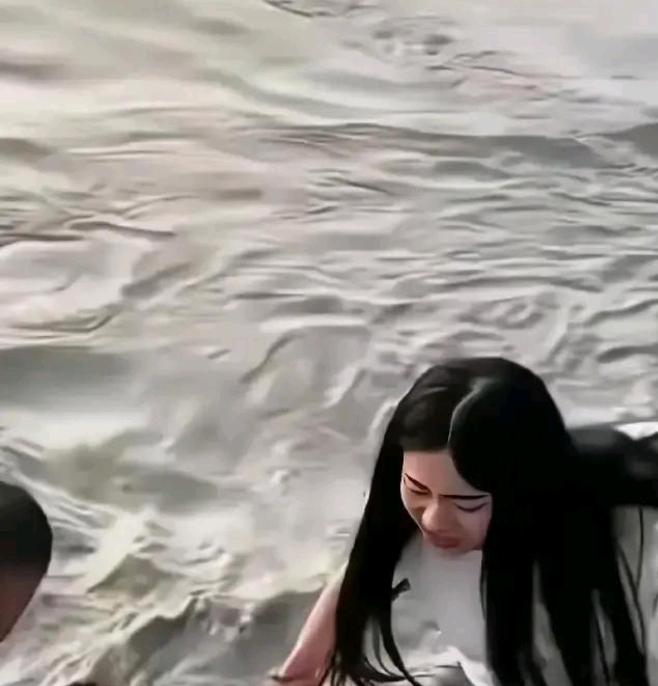 武汉江滩，一个男人正蹲着给妻子拍生日照，手机“咣当”一声砸在地上，人已经像箭一样