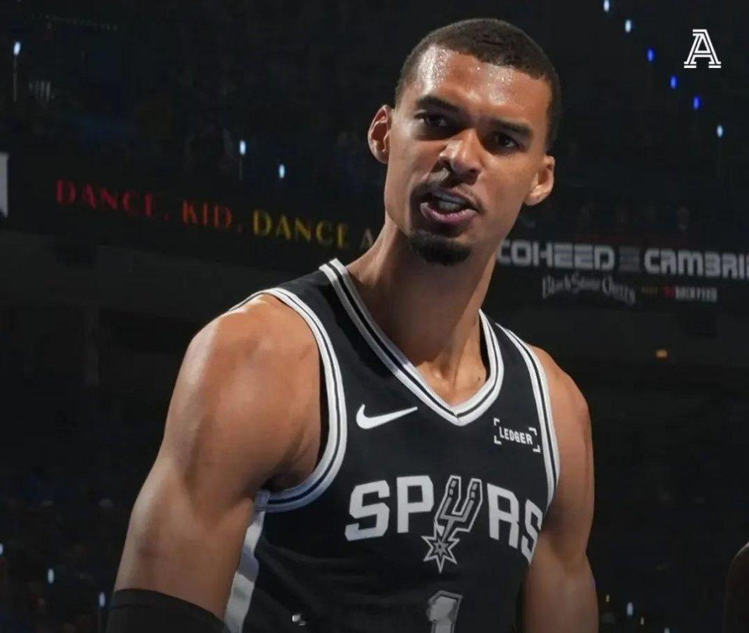 文班亚马也有累的时候一场比赛伤三个属实惨烈雷霆1比1马刺nba吐槽大会nba季后