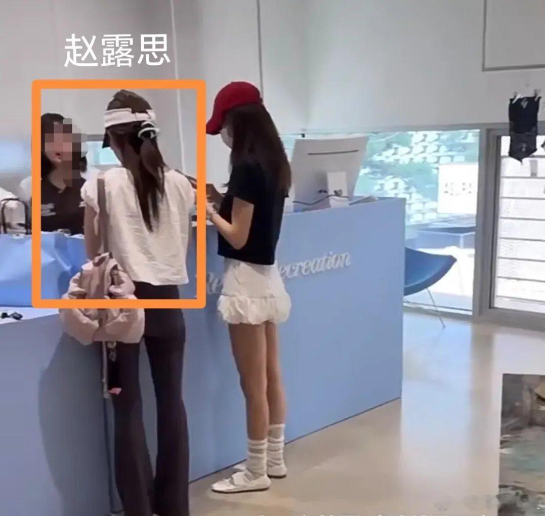 #赵露思瘦了好多#赵露思近日的生图看着确实瘦了蛮多的，现在上镜脸也不肉了，看着精