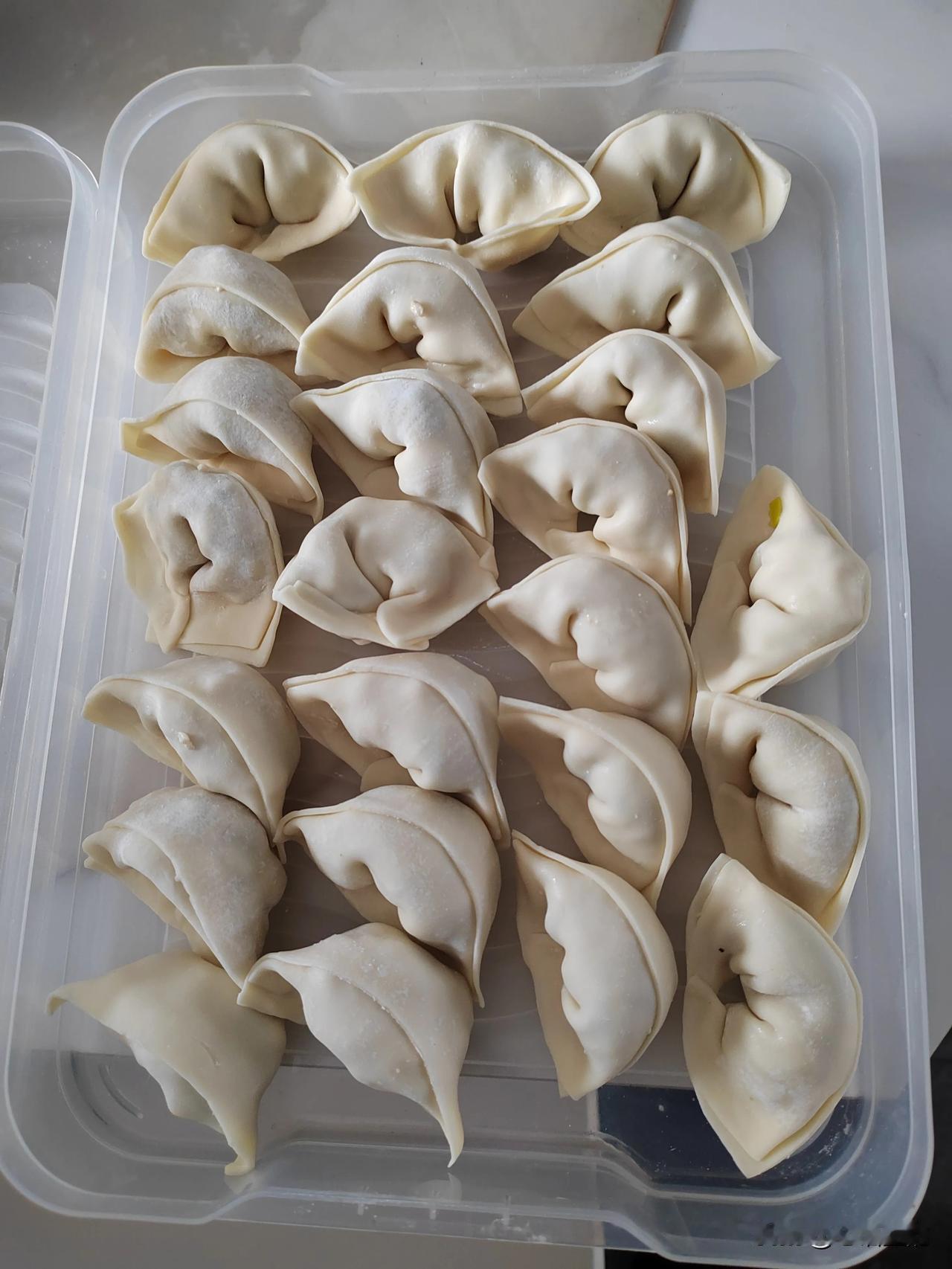 我非常佩服这对老夫妻。

我家的房子卖了。住了5年的房子，因为二宝明年要上学，决