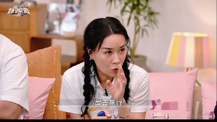 那英在李静的访谈节目里称，自己有一副好嗓子，却长了个“狗脑子”，老是说错话，得罪