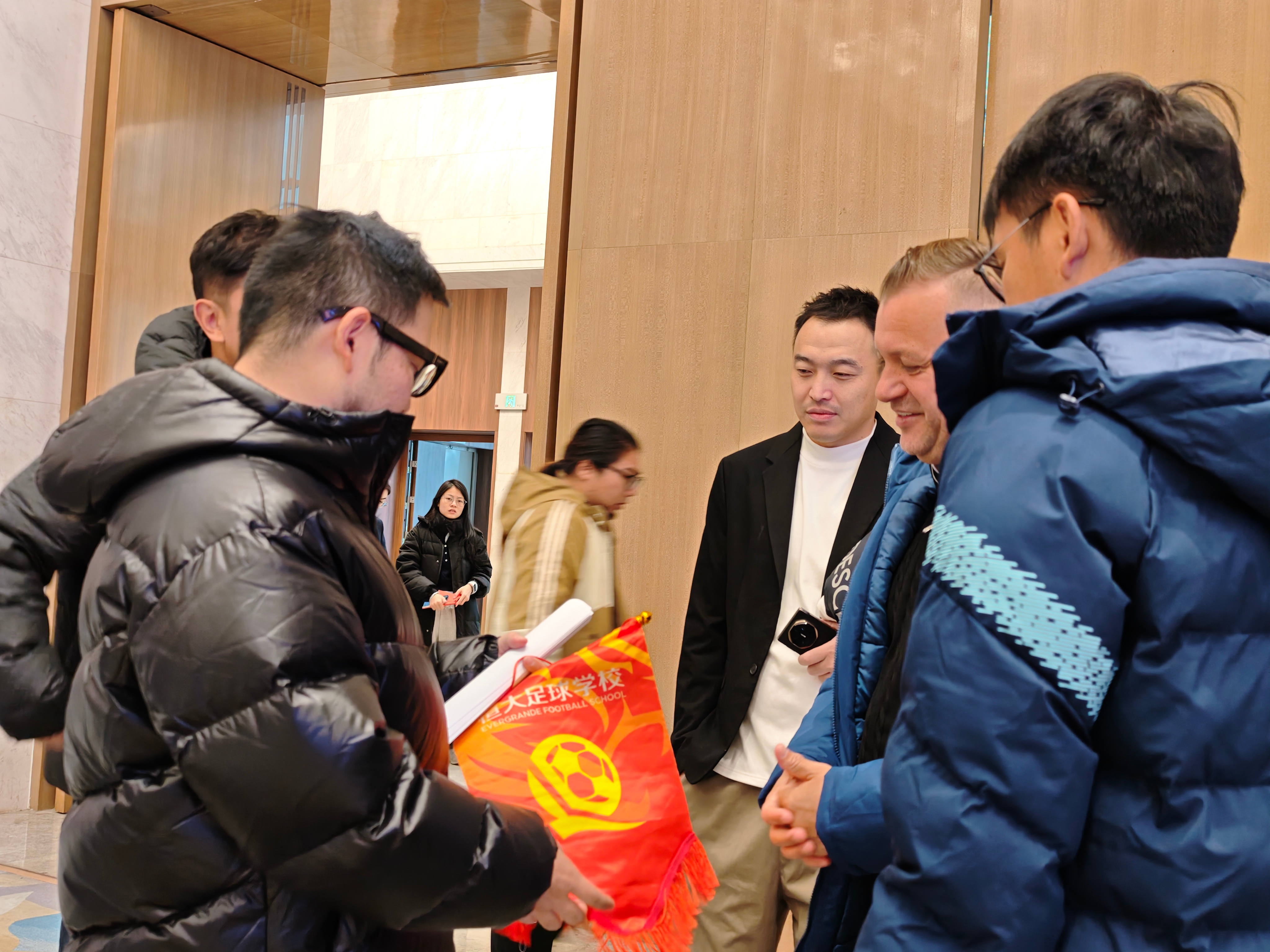 广州球迷们你们懂我手里这个旗子吗