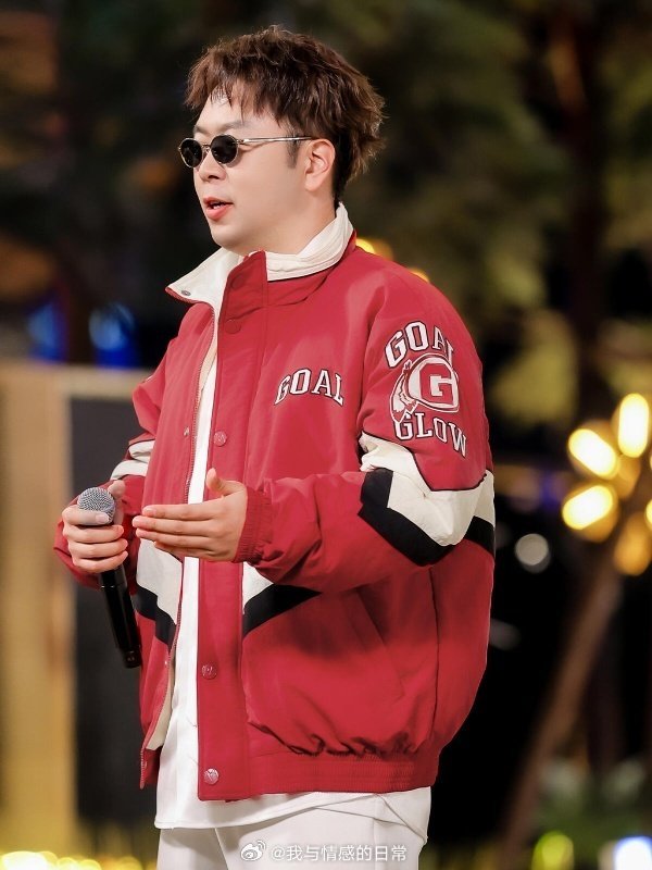 杜海涛的穿搭简直有点东西 真被杜海涛穿搭惊艳到！时尚感拉满，色彩叠穿超有巧思，可