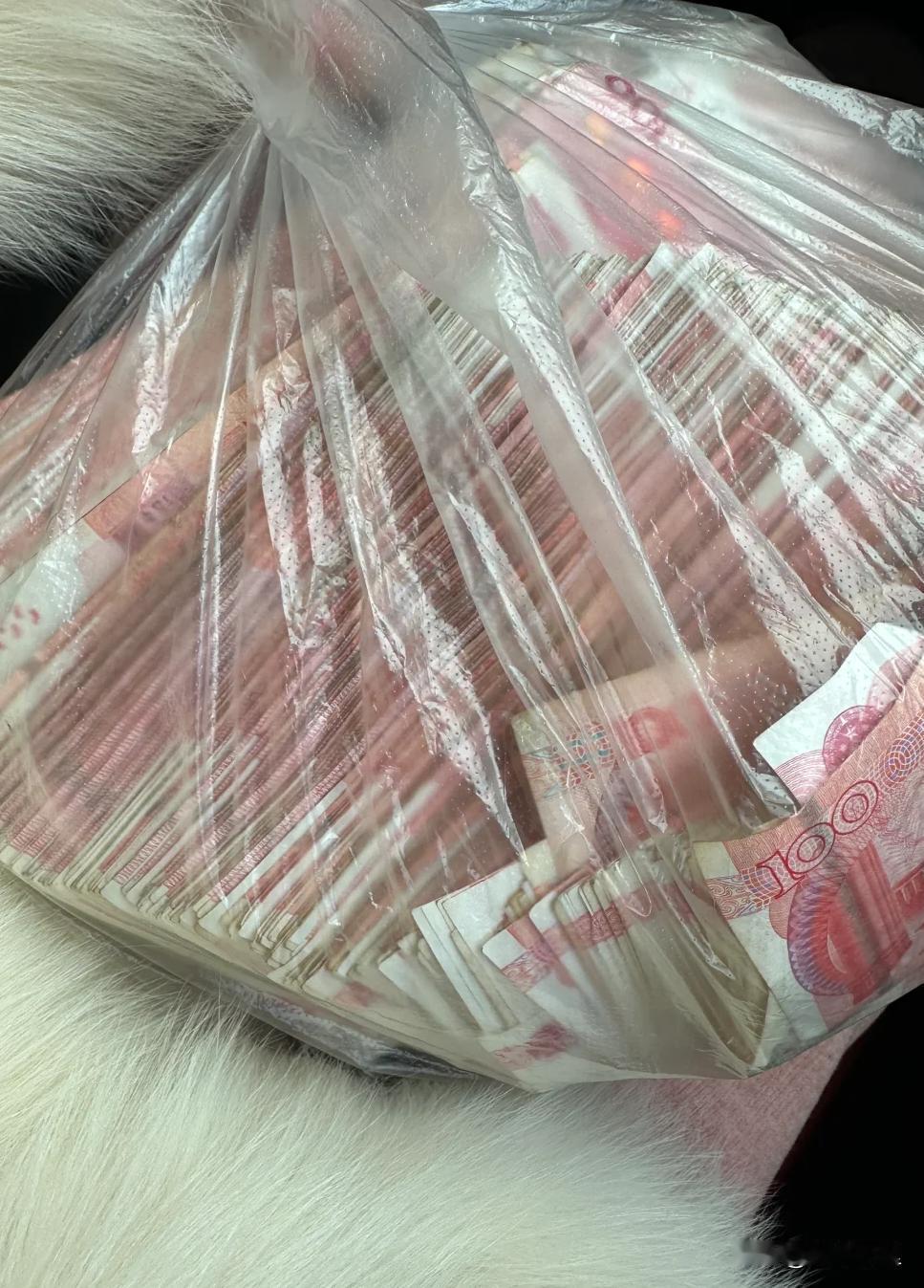 5年前，我向老战友借27万救急，昨天他拎着2瓶茅台登门拜访，我亲自下厨烧了12道