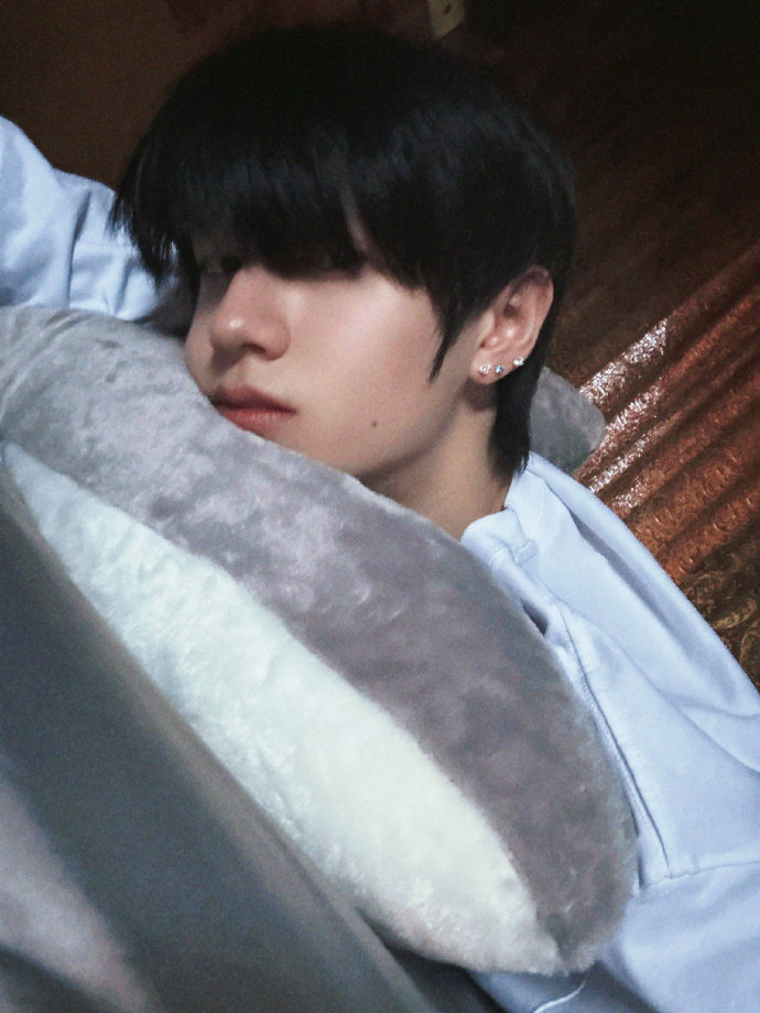 #朱志鑫枕边随拍# #朱志鑫床上侧颜自拍#朱志鑫床上枕边侧颜自拍，谁懂啊，这满分
