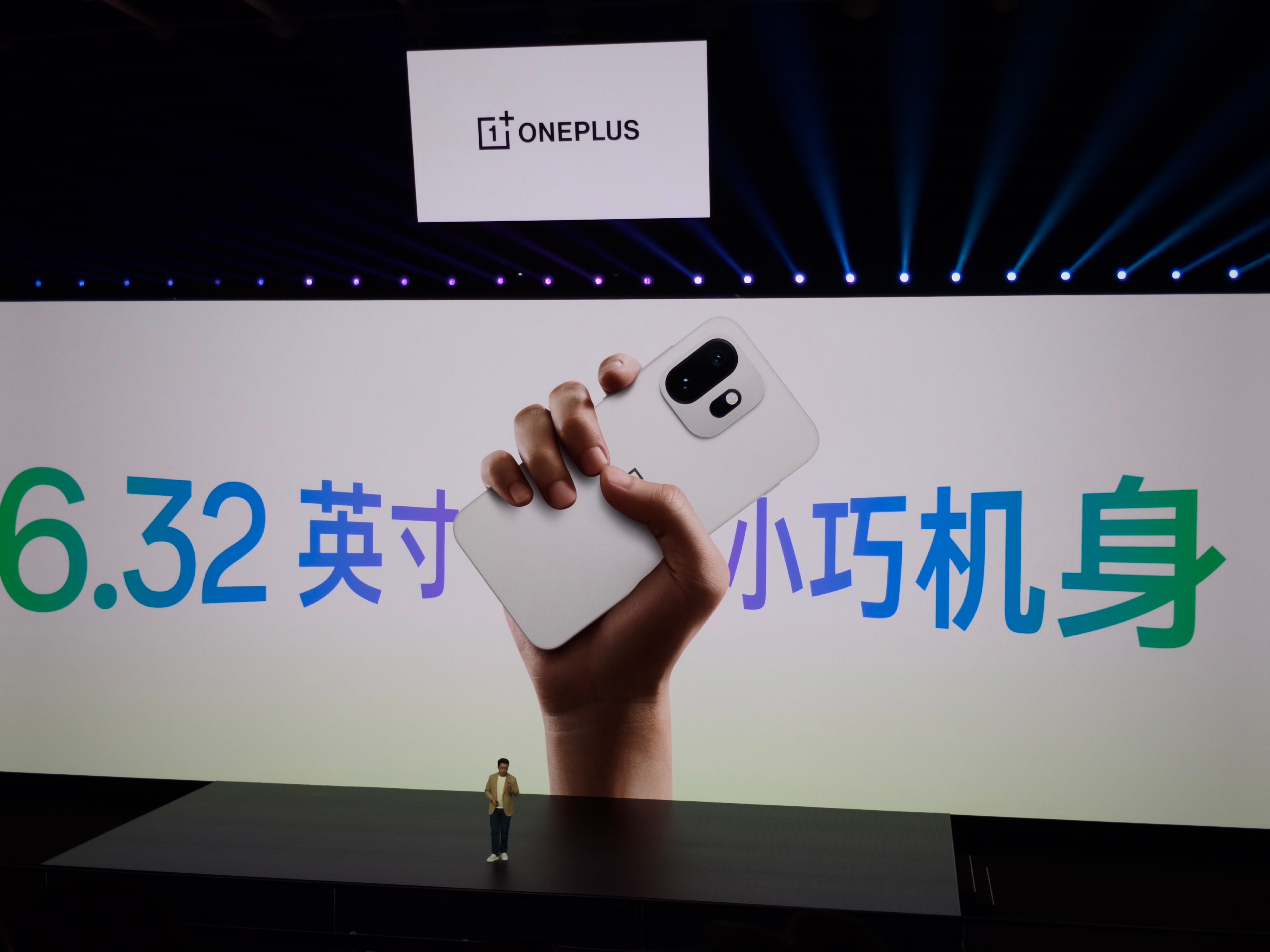 魅友们，看到了吗！小巧！钢炮！行业唯一的白！是不是你们喜欢的白月光   一加15