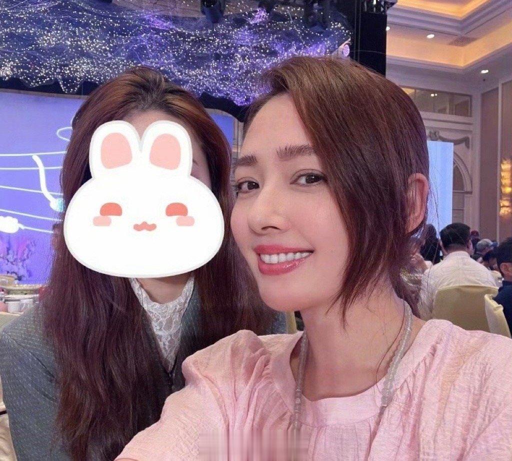 #郭碧婷参加婚礼合影#怎么觉得郭碧婷越来越向太化了？网友：南湘过上了顾里妈的生活