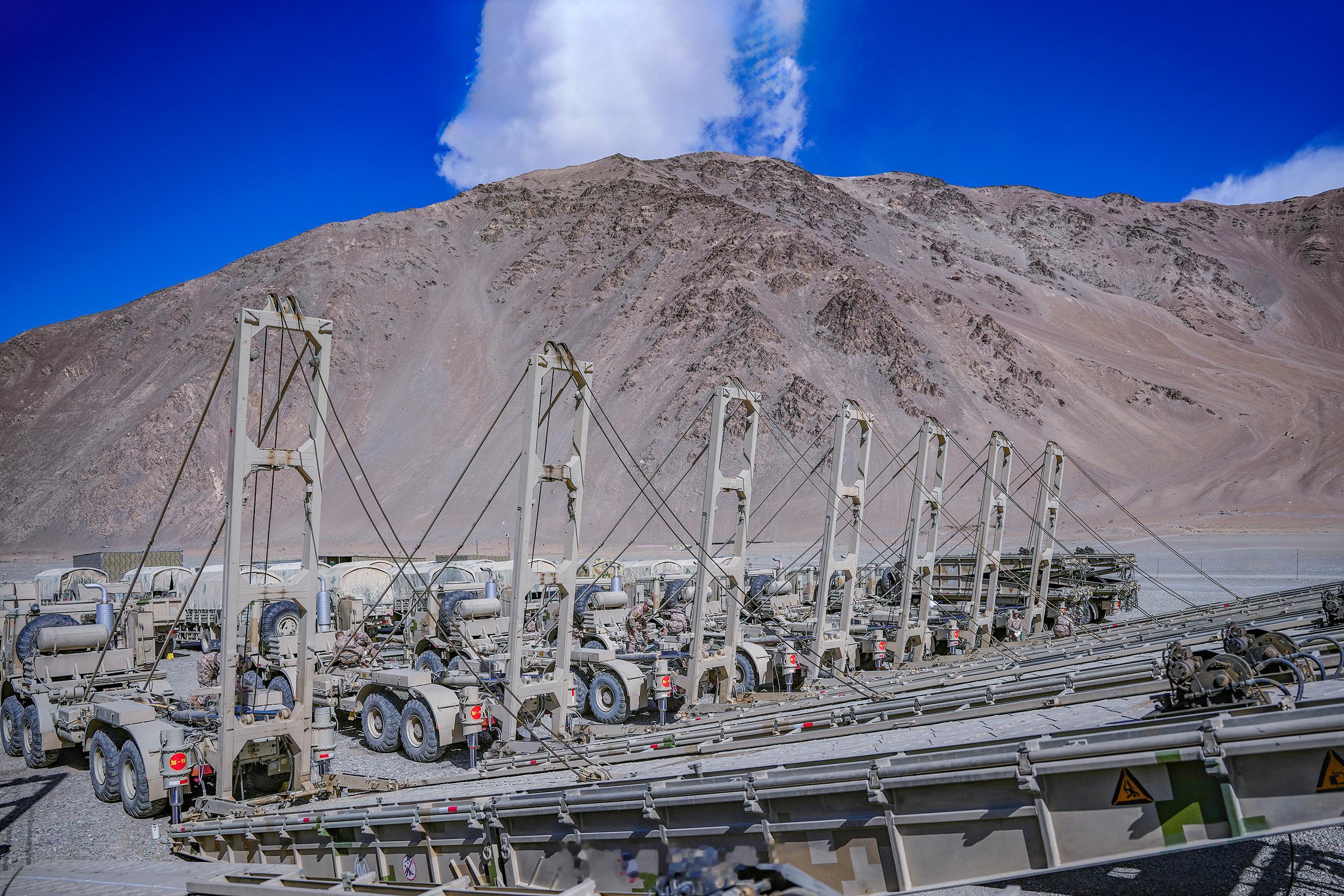 【雪域高原给钢铁战友做保养是什么体验？】近日，新疆军区某团在海拔4000米的雪域