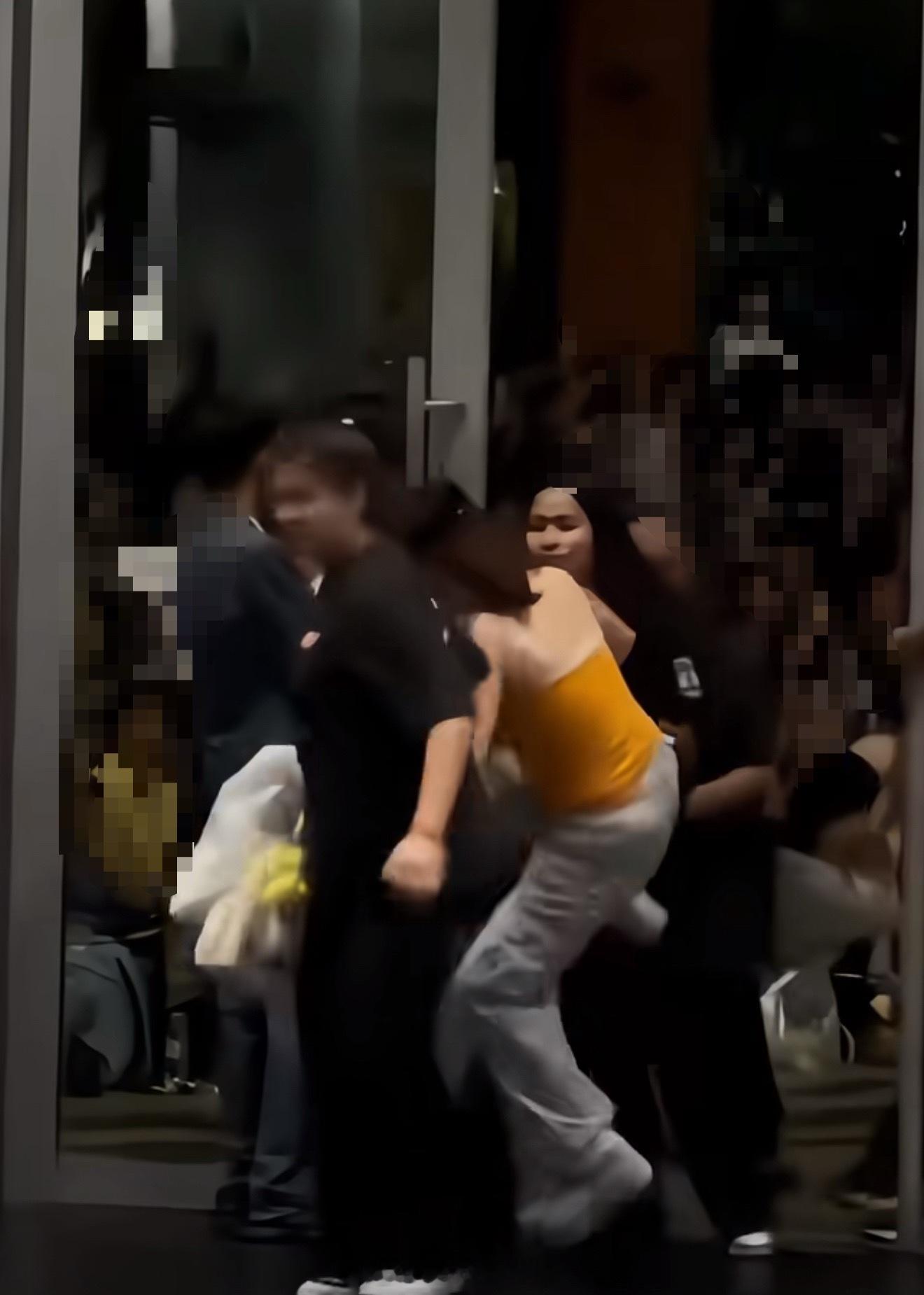 gmm 起诉受害者中国粉丝被泰国gmm工作人员打GMM官方仍未回应殴打中国粉丝M