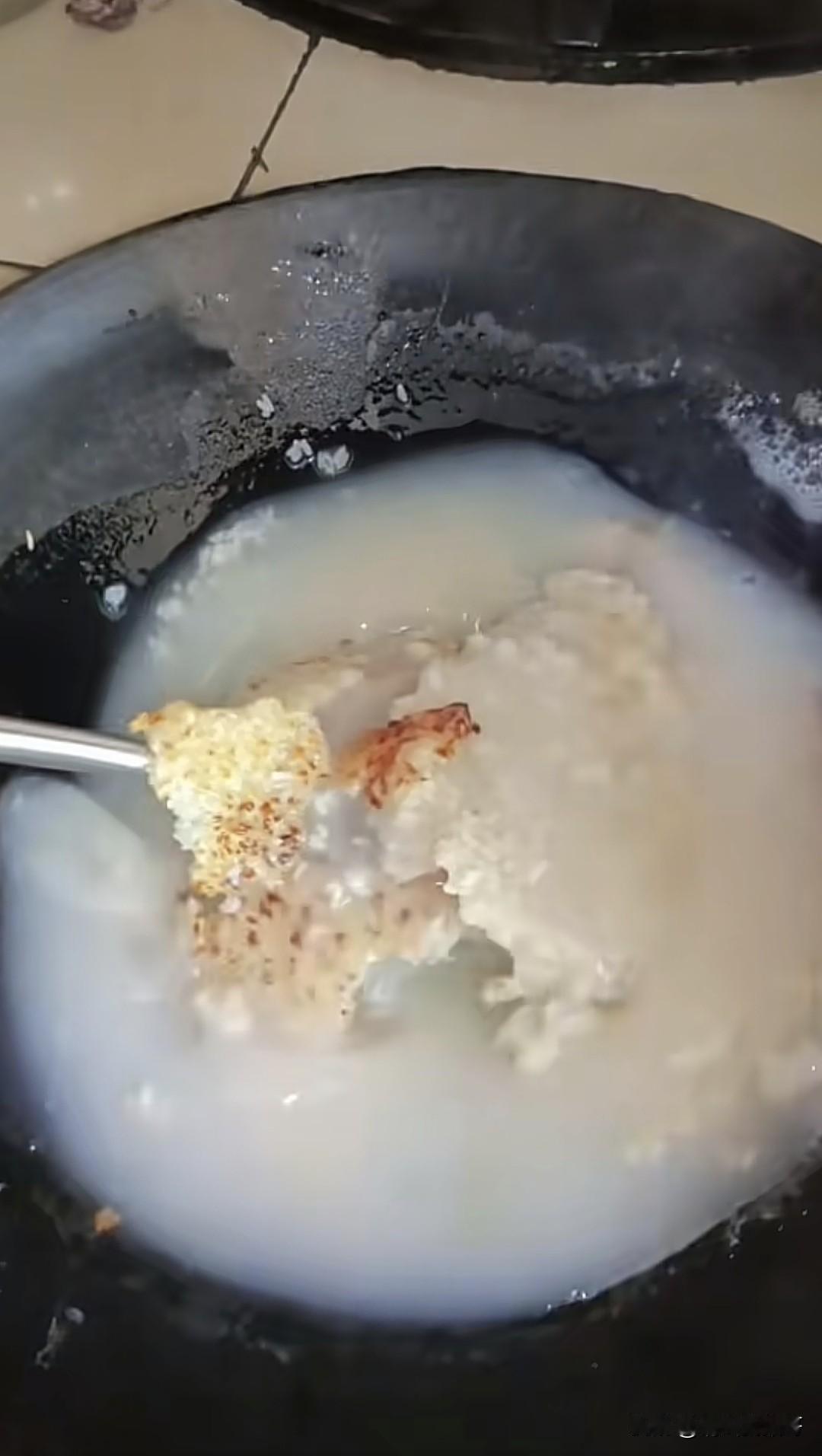 在湖北农村老家出去拜年，能吃上一碗锅巴粥才是最高的待遇，而且还得是那种柴火灶，大