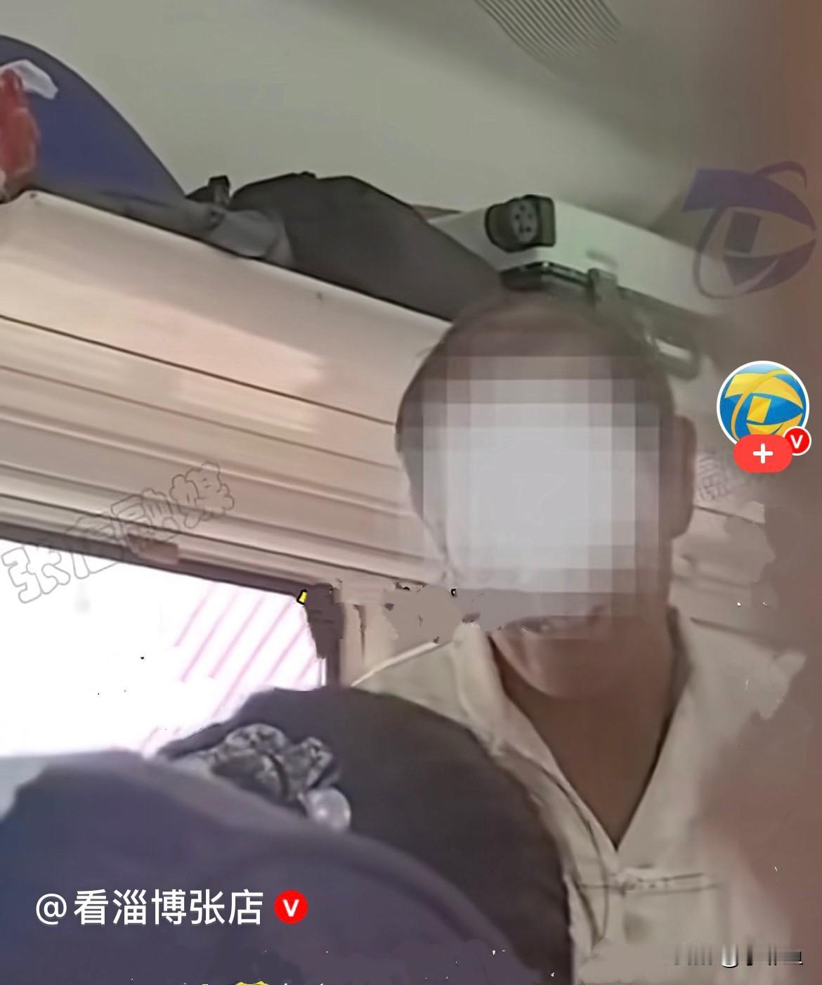近日，列车上一位老人买的是无座票，上车后看见座位上坐着一个小孩子，就主动上前，让