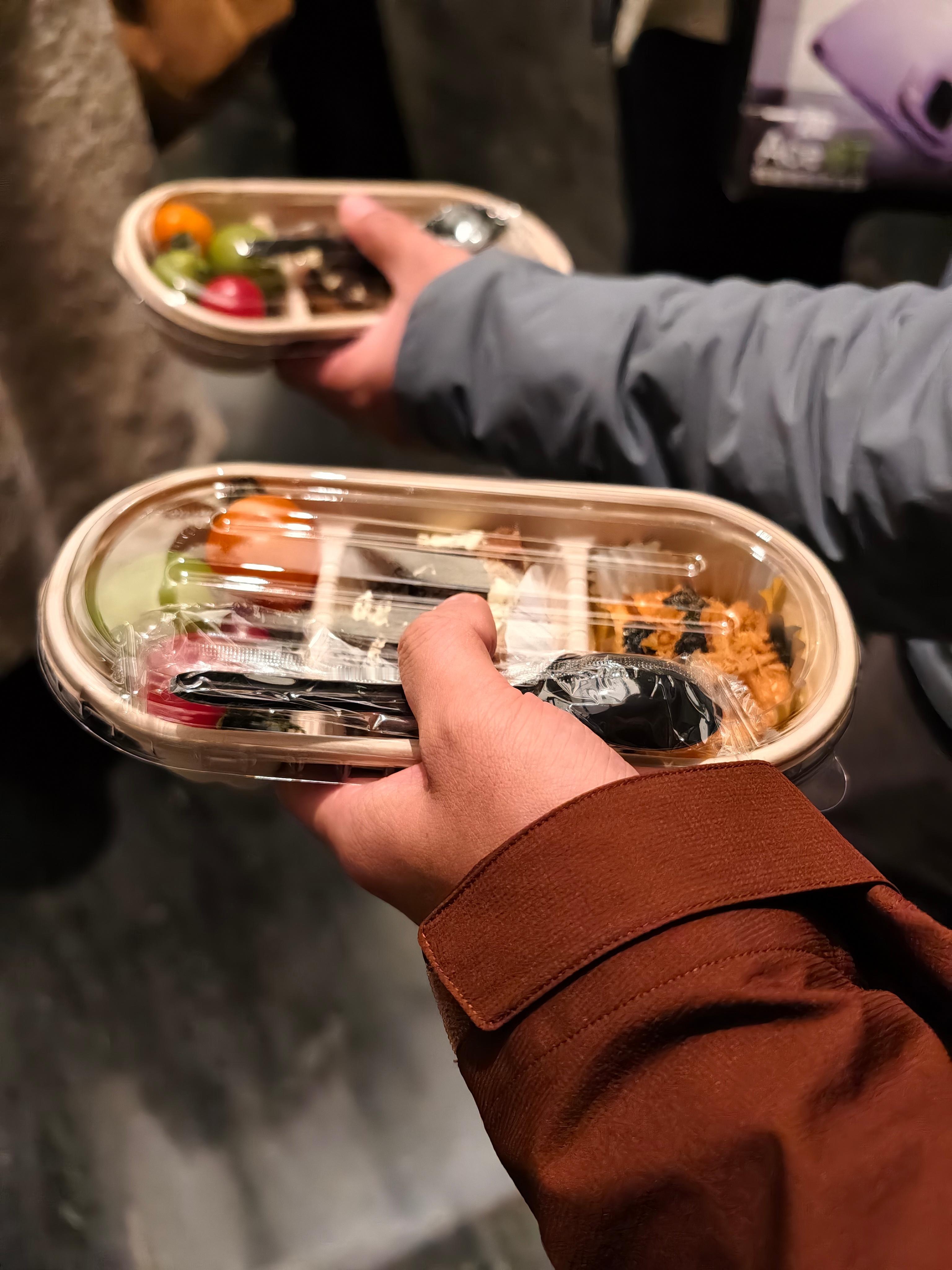 一加还是挺贴心的，到酒店又每人发了一份便当～ 