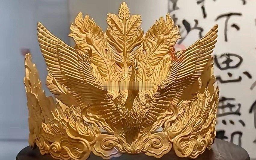 看到凤冠被毁，真心疼。这不仅是百万黄金，更是爱情见证。孩子触碰保护罩，家长没制止