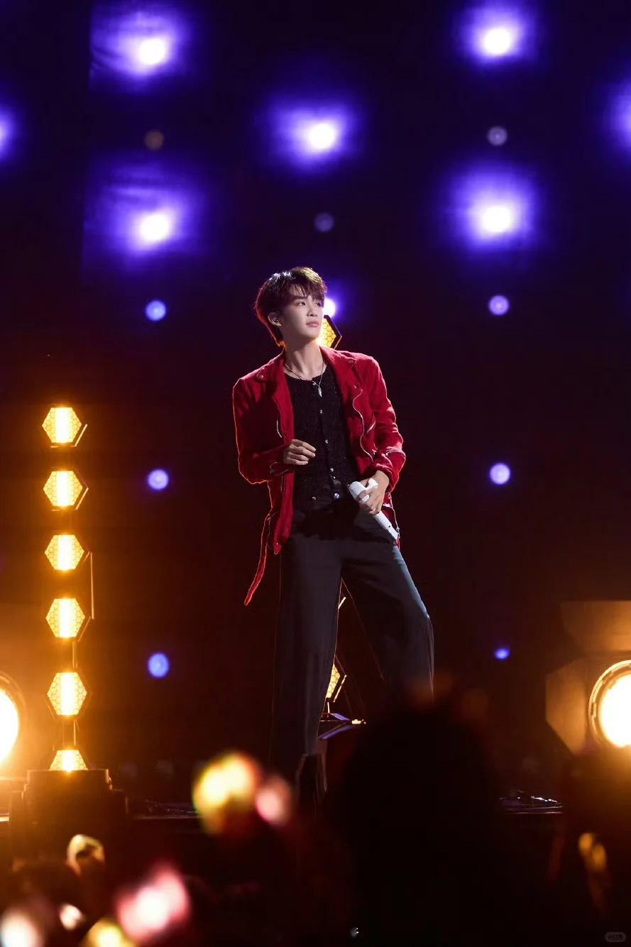 真的很喜欢红衣王赫野~ 