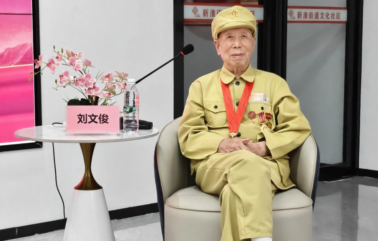 今天，是八一建军节，向所有老兵致敬！
        ——刘文俊老人，安徽寿县人