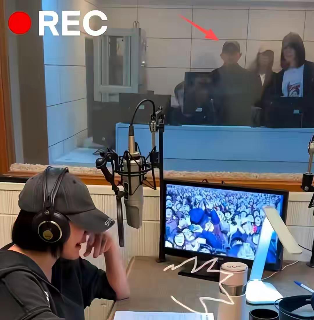 具俊晔陪同小s工作，网友:两人真的是处成了家人了！近日小S为好友贾永婕录制旁白时