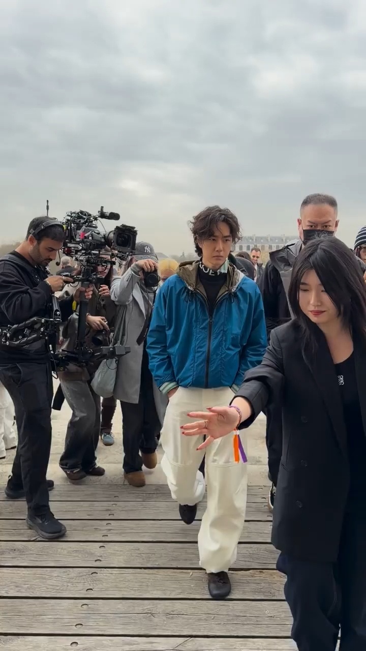 这个一博帅的很轻松王一博到达Loewe秀场