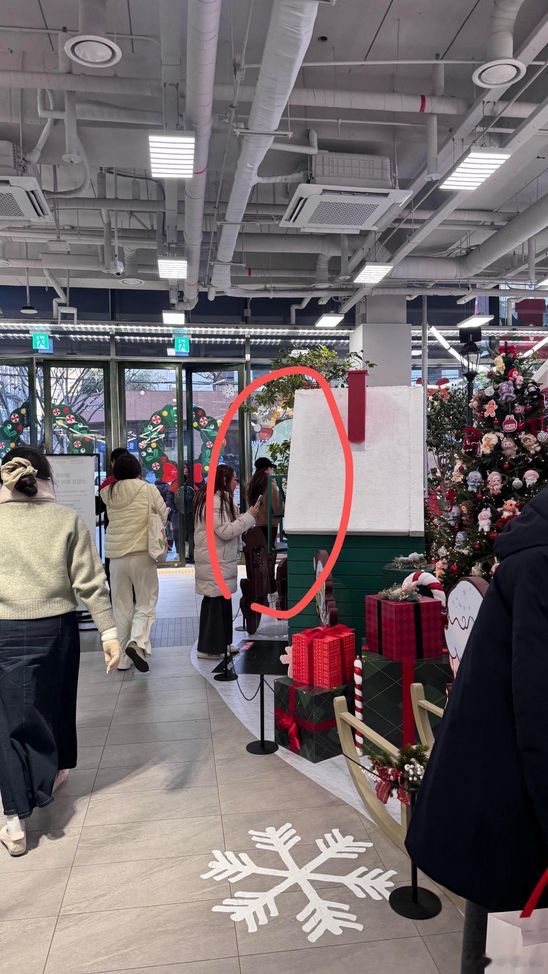 首尔偶遇Angelababy逛街网友在首尔圣水洞偶遇Angelababy逛街，状