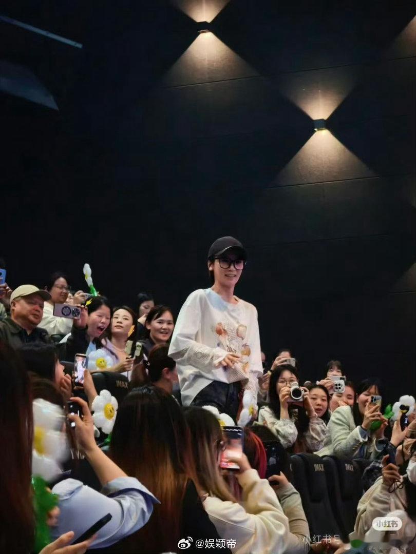 谢楠何宣林浪姐放假来看蒋龙新片谢楠说蒋龙我为你而来 何宣林看完片之后发了条消息给