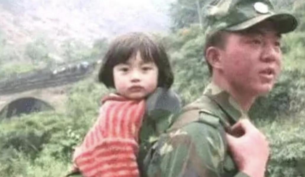 2008年5月12日，22岁的济南军区侦察兵梁智斌在北川中学废墟中徒手刨出10岁