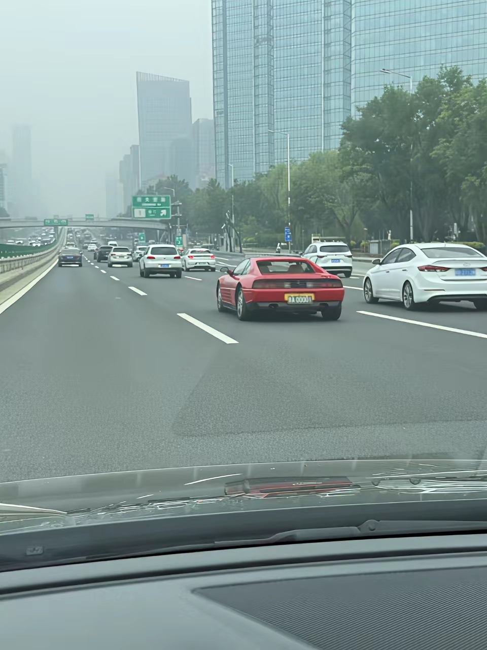 运气爆了！只是下雨天没拍清楚李晓华的法拉利，京A00001。据说是我国第一辆法拉