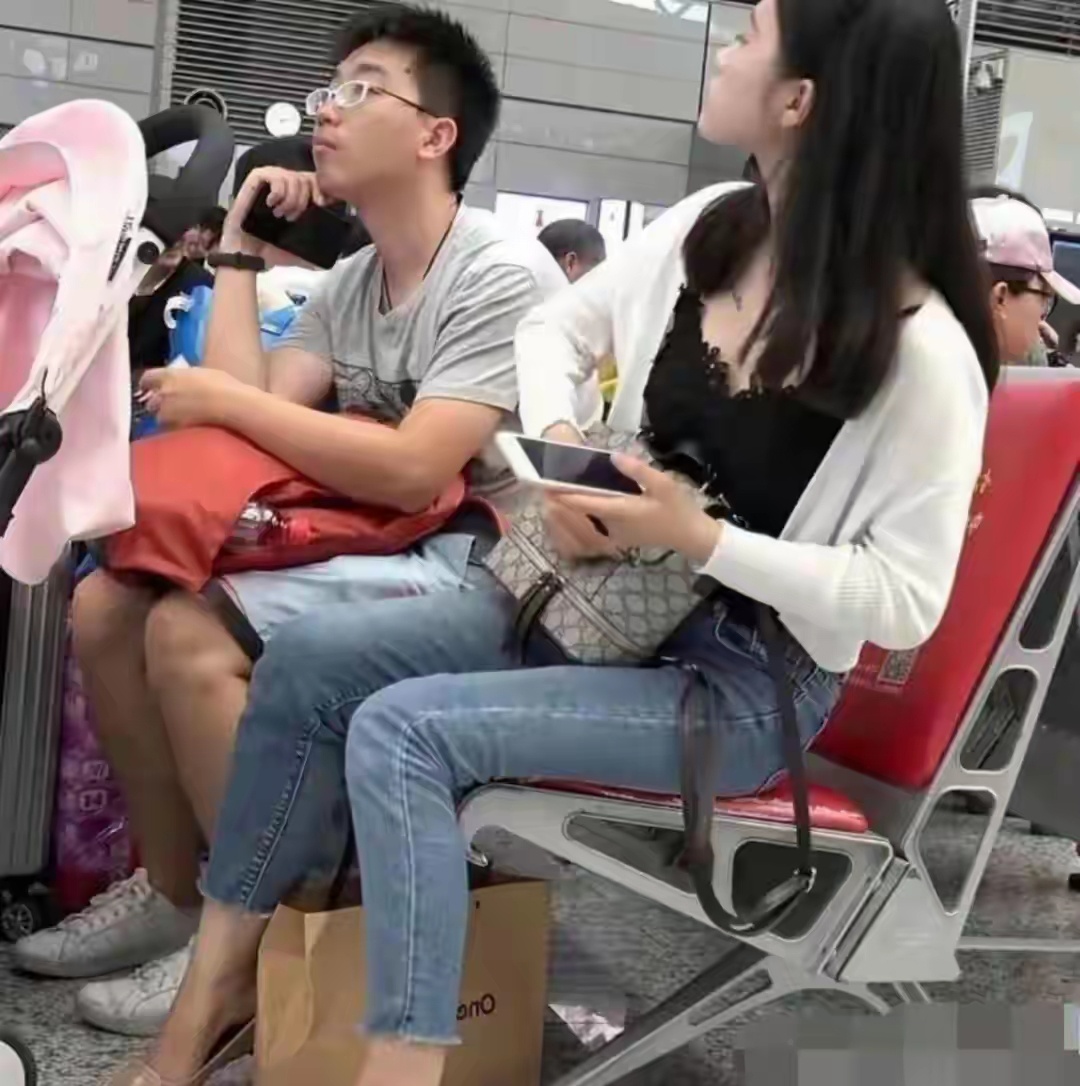 这哥们太镇定了吧，旁边做个大美女都没有反应。 