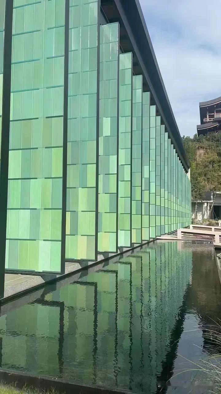 只此青绿

说得就是这吧，只有青绿，排列组合，清新一整面墙，水中倒影，更是相得益