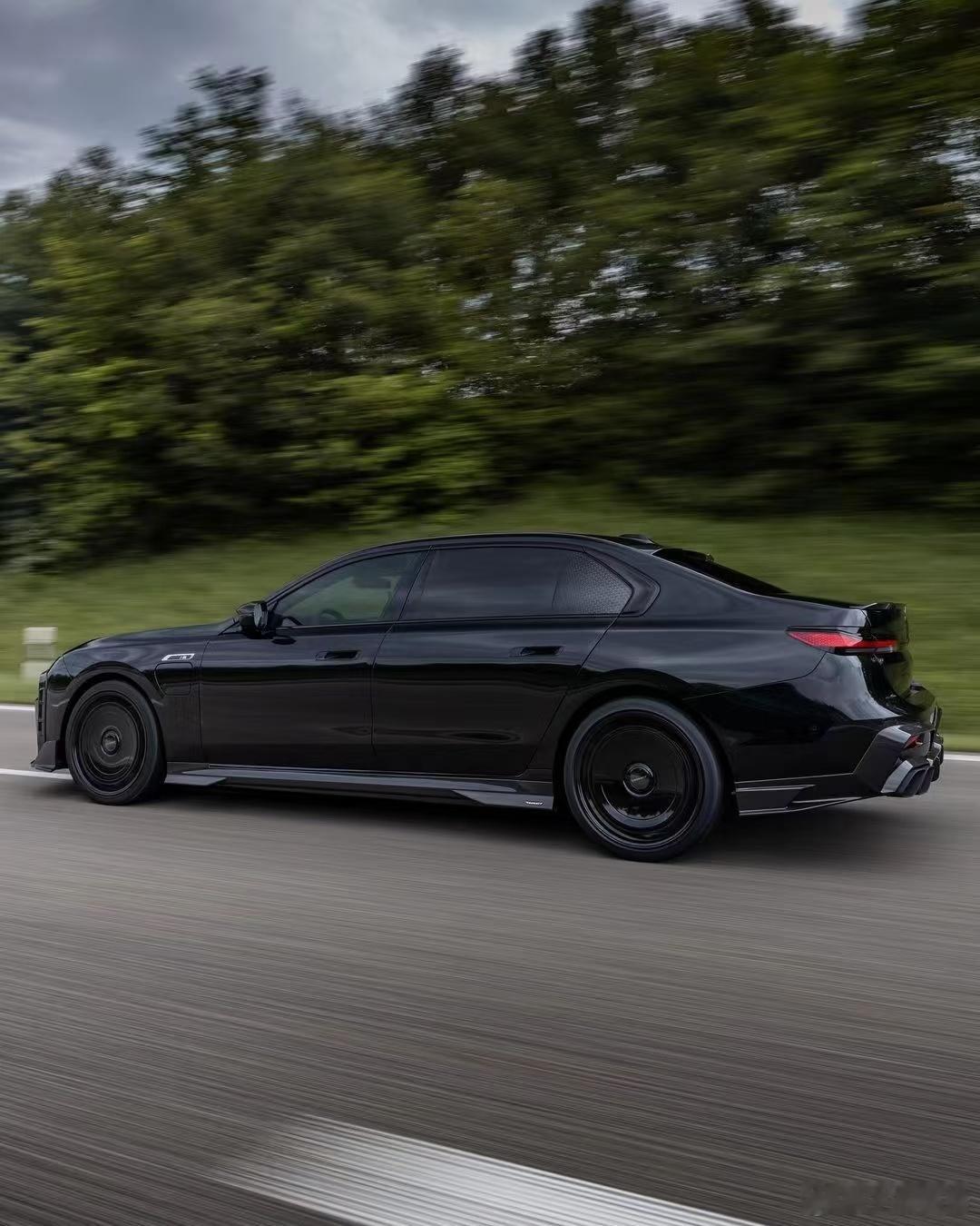 宝马大降价30万宝马i7 M70L从189.9万直接官降到159.8万！一波直降