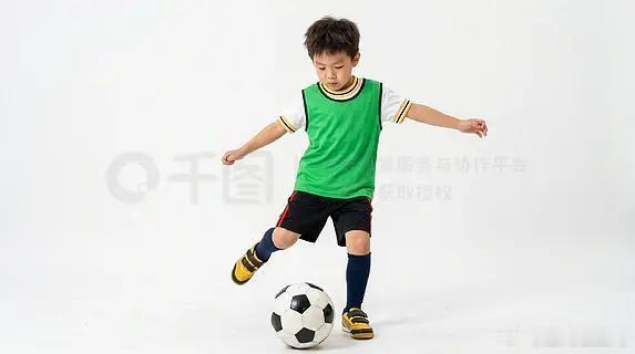 2026美加墨世界杯开赛在即，全球足球热情升温。云南6岁纳西族小将和理皓言立下壮