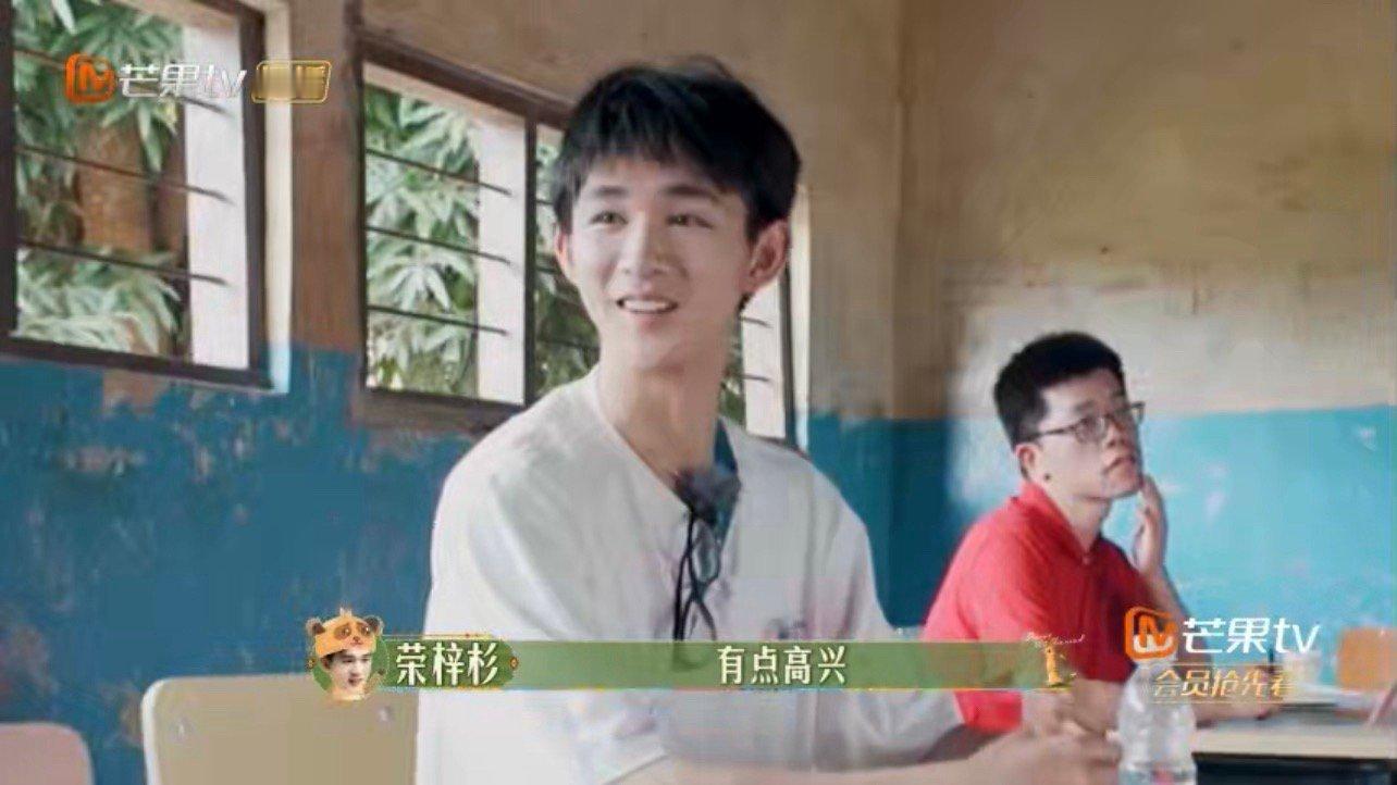 #荣梓杉偷偷给受伤非洲男孩塞钱#看着脚受伤的非洲小男孩，荣梓杉的内心深受触动。目