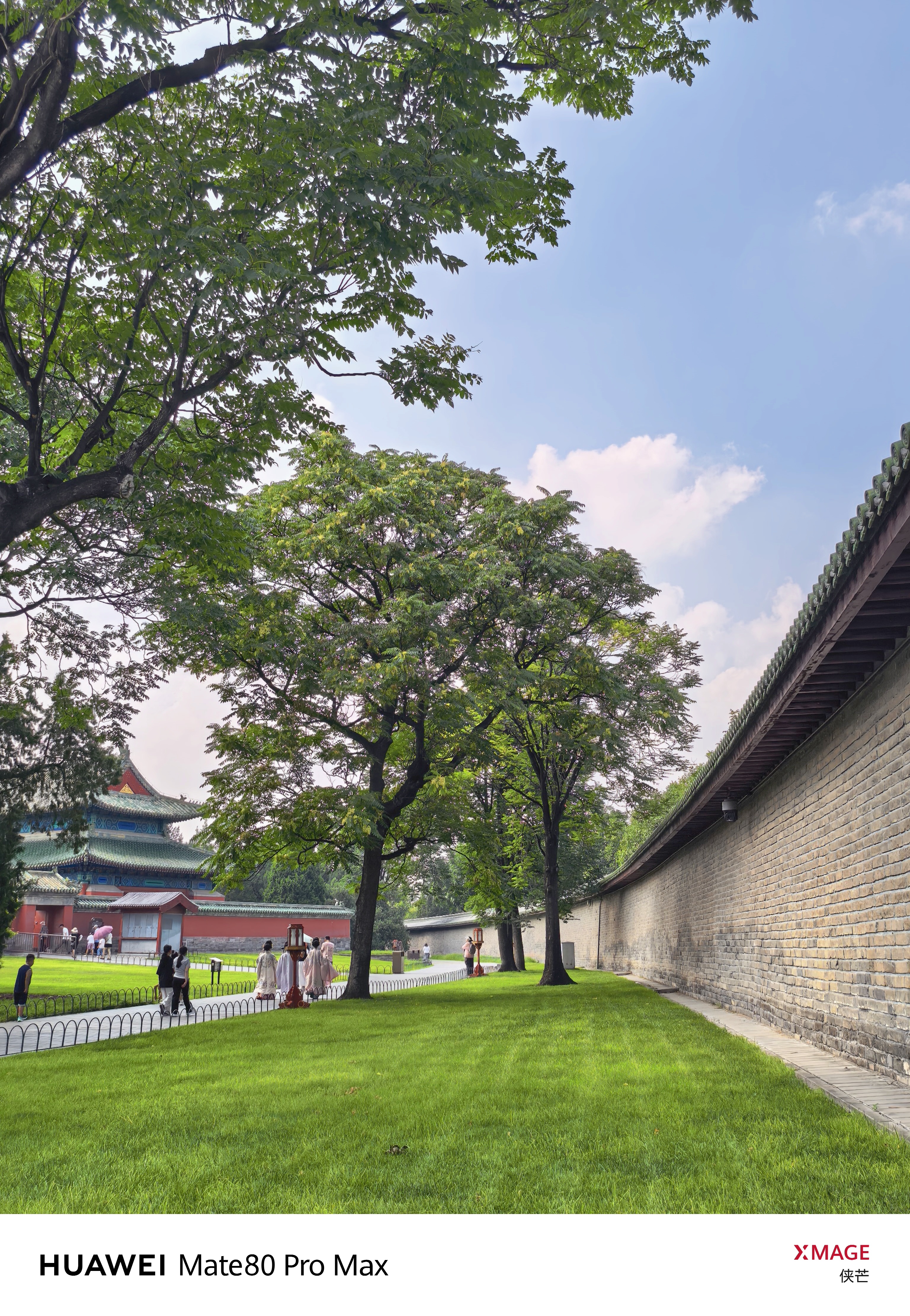 『天坛公园｜蓝瓦与绿荫』       祈年殿的蓝瓦在阳光下熠熠生辉，三重檐的圆殿
