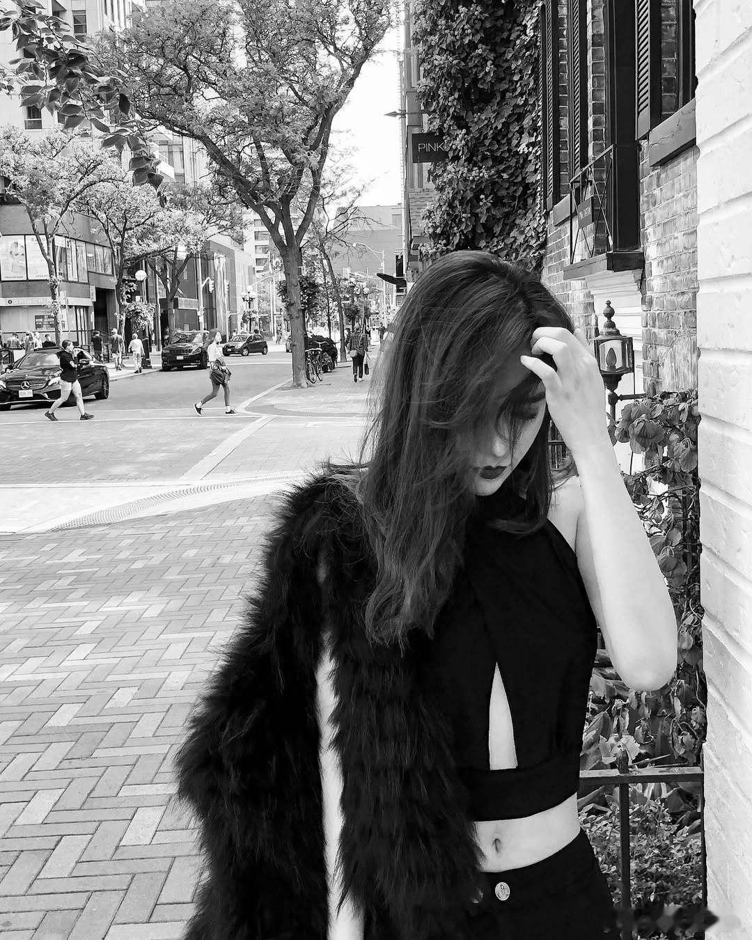 夜得那么美丽，有人欢笑有人却在哭泣 