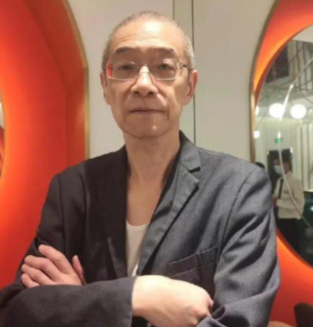 2024 年，上海一位69岁大爷带着96岁老母亲常年包住酒店，月租 1 万。谁承