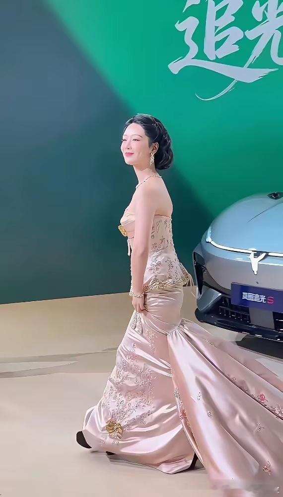 杨紫神明少女光神说要有光，于是她走来了。臣服吧，颤抖吧，内娱的凡人们！神明少女临