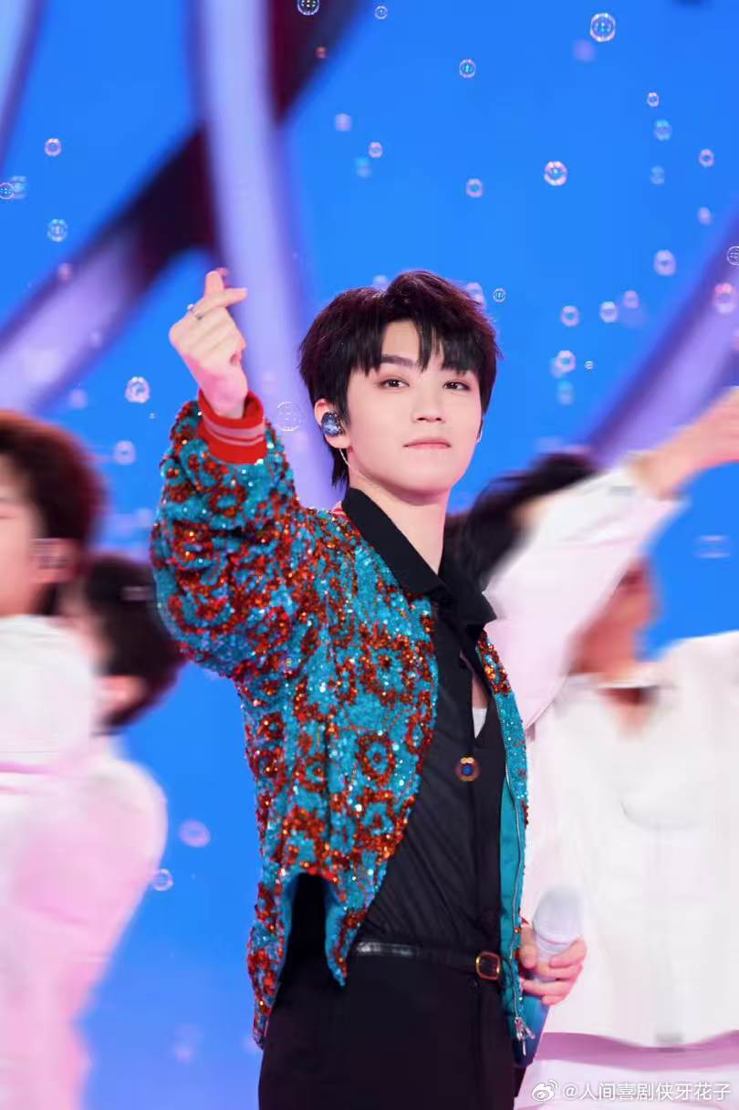 路透图里小凯看起来挺轻松的，嘴角还带着笑。估计对今晚的直播也挺期待的？好好发挥呀