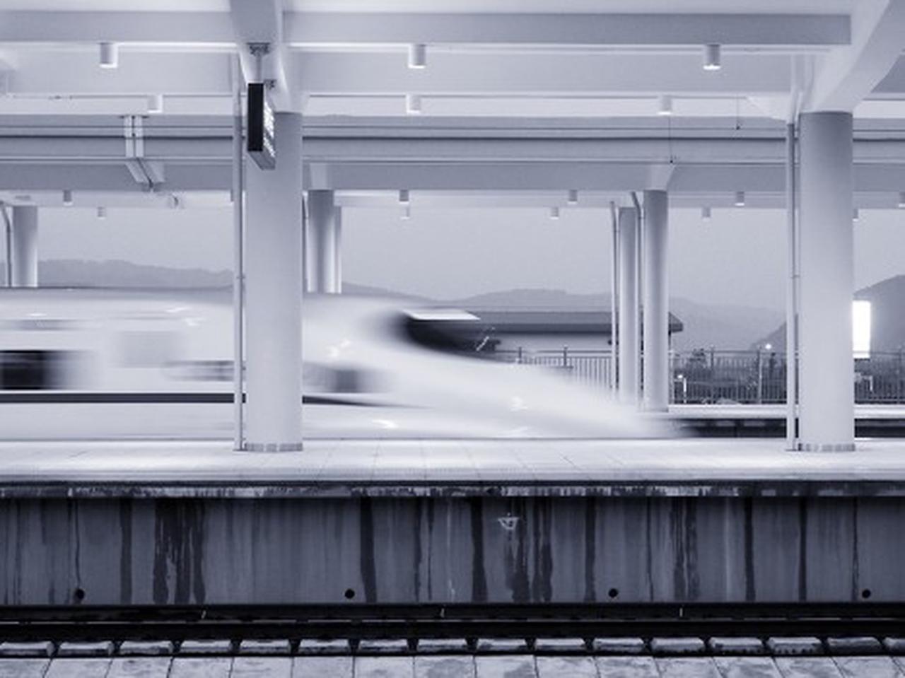 女乘客高铁上得知母亲去世崩溃大哭 看到女乘客高铁上得知母亲去世崩溃大哭这个话题，