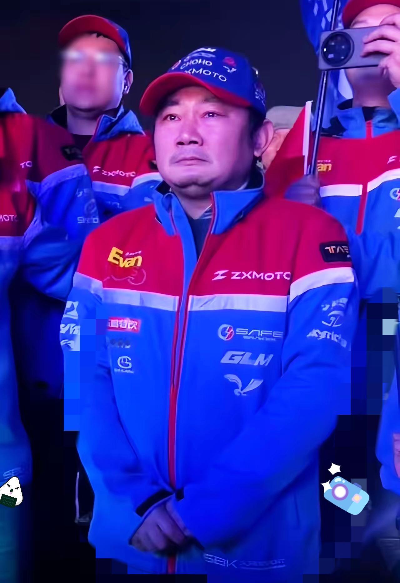 真的被张雪这次格局狠狠打动了！

今晚公益拍卖一开场就与众不同，不光拿出自己珍藏