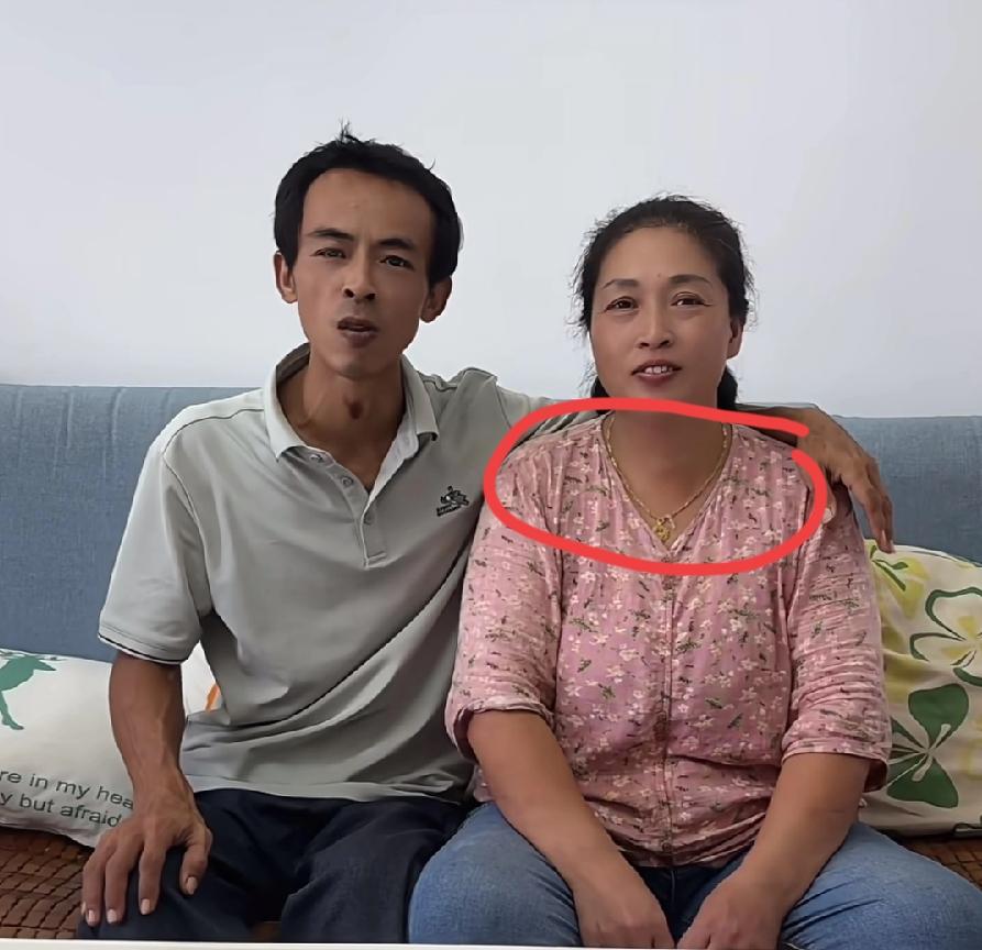 刷到了鸡排哥，好有意思，这哥们竟然在事业上升期公开自己的老婆，说这是我的唯一的老