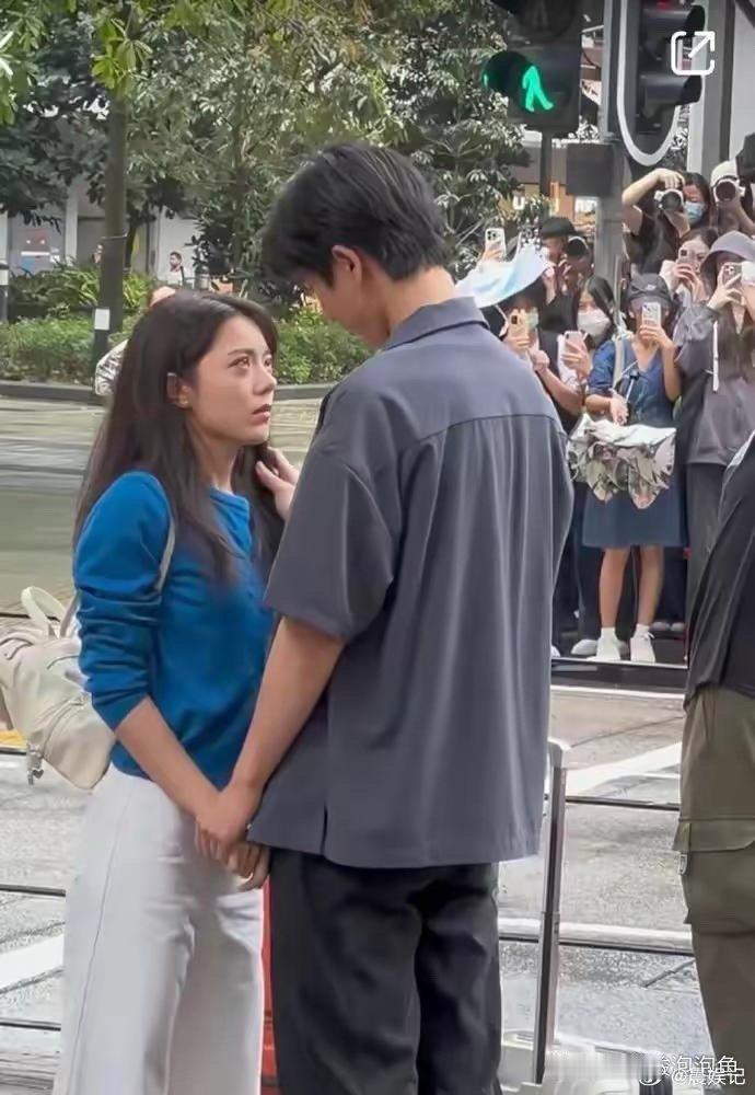 一堆人围观赵今麦和张凌赫拍吻戏，俩人完全不受影响 