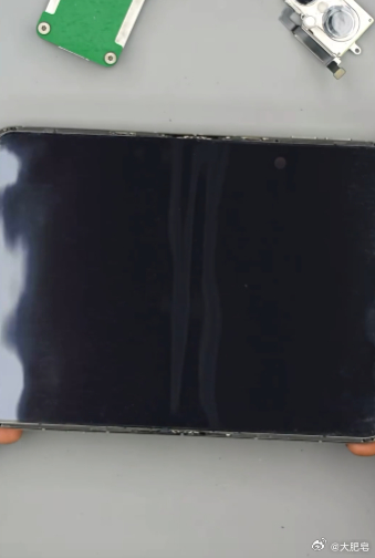 iPhone Duo撕掉了磨砂膜之后，折痕还不如国产折叠屏呢。不得不说……我感觉