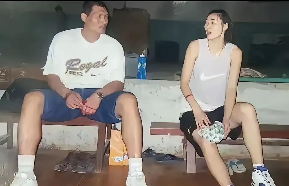 张子宇和家中长辈同框的照片流传网络，巨大身高差带来强烈视觉冲击，引得不少网友热议