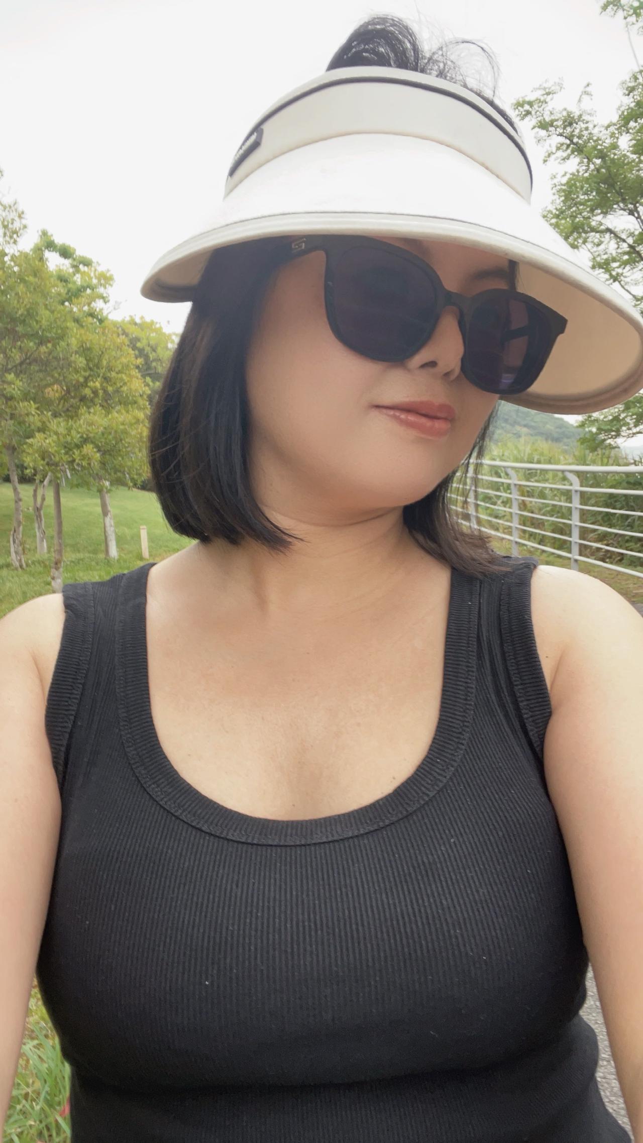 自从尝试了背心出行，我感觉太爽了。

以前，我总觉得毛毛太多，不雅观。

现在，