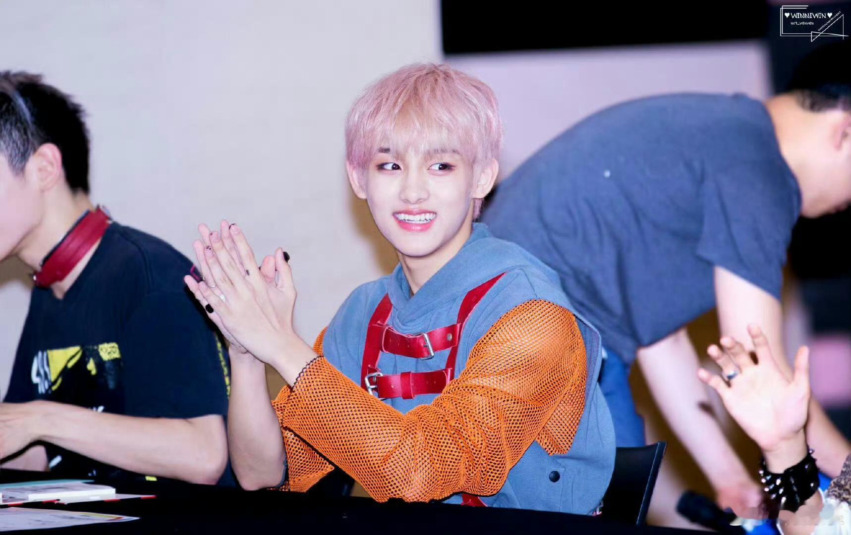 他愿意用时间去沉淀自己，不急着被看见，而是一步一步提升自己，用作品和实力让观众记