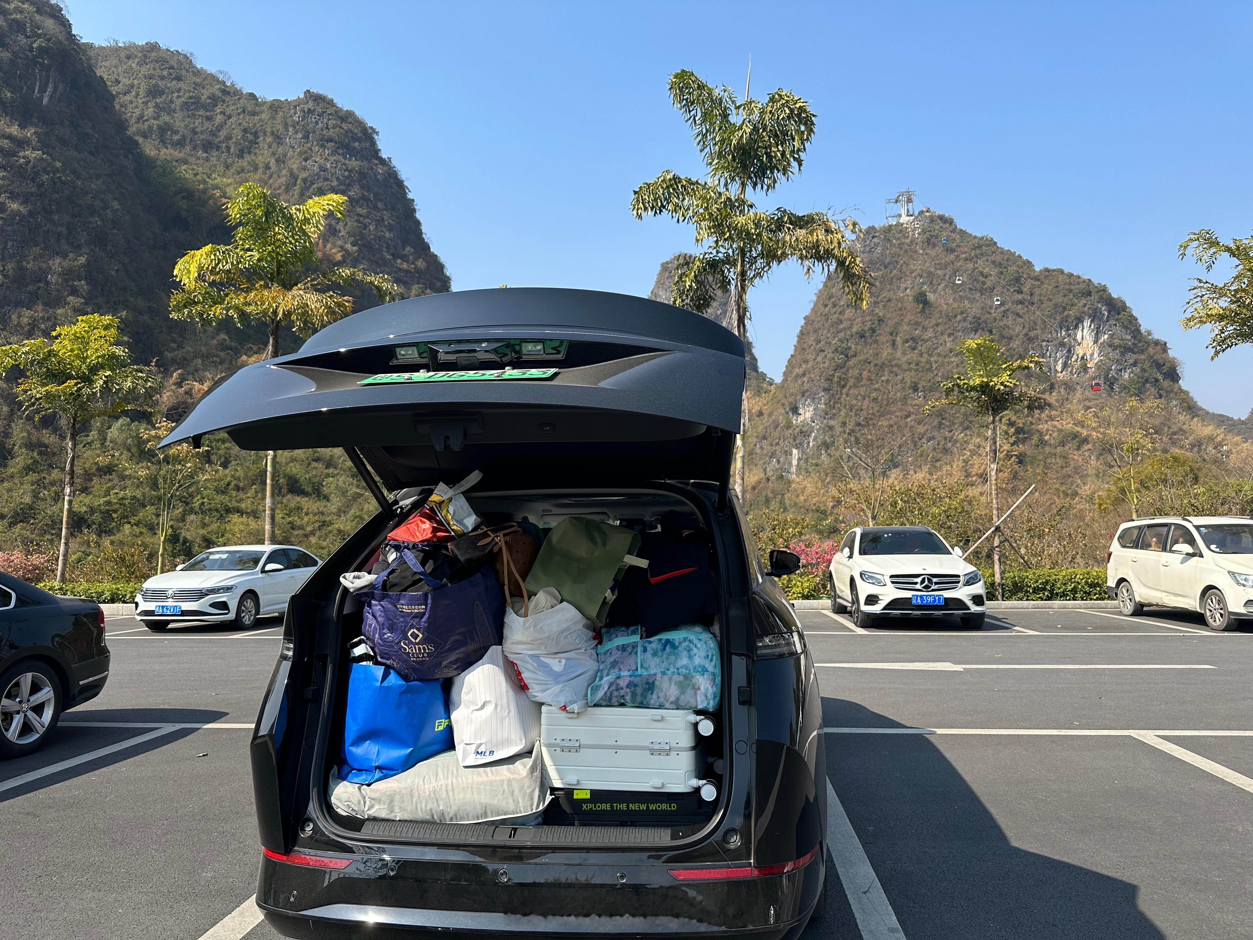 逢年过节就是 X9 大显身手的时候开 X9 出去旅游可以把一整个家搬出去，我姐这