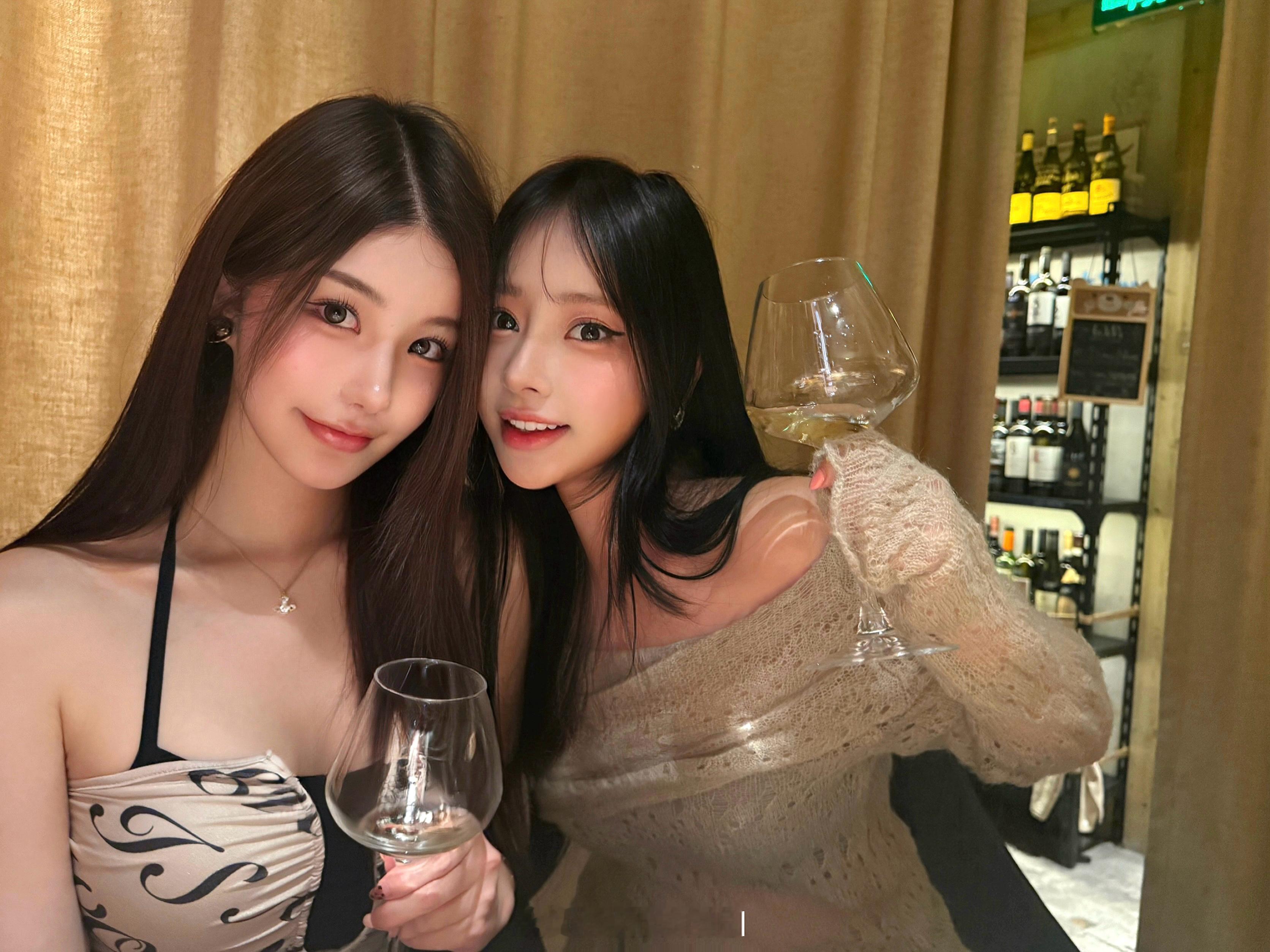 喜欢美女是吧 那我们本色出演👩🏻‍❤️‍💋‍👩🏻 ​​​